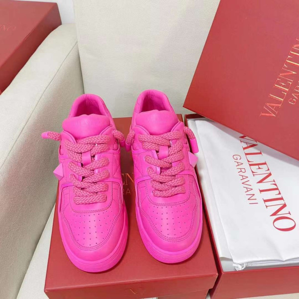 [Valentino] 발렌티노 나파 가죽 원 스터드