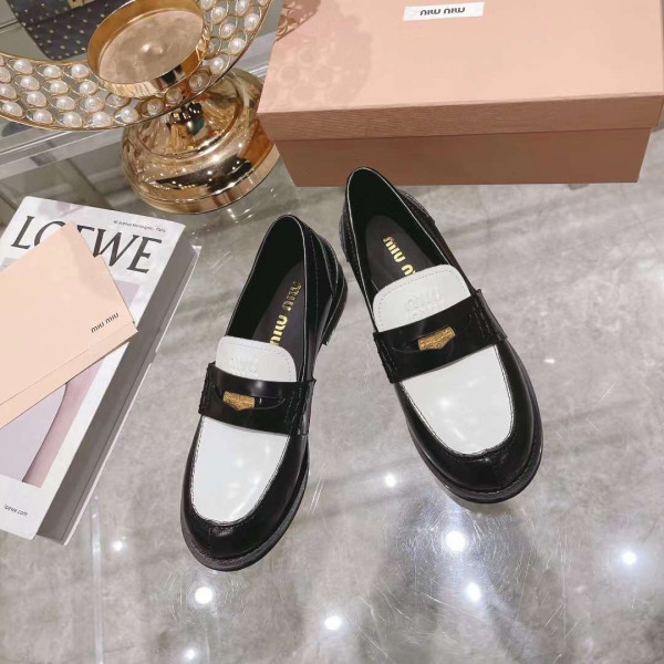[Miu Miu] 미우미우 페이턴트 가죽 페니 로퍼