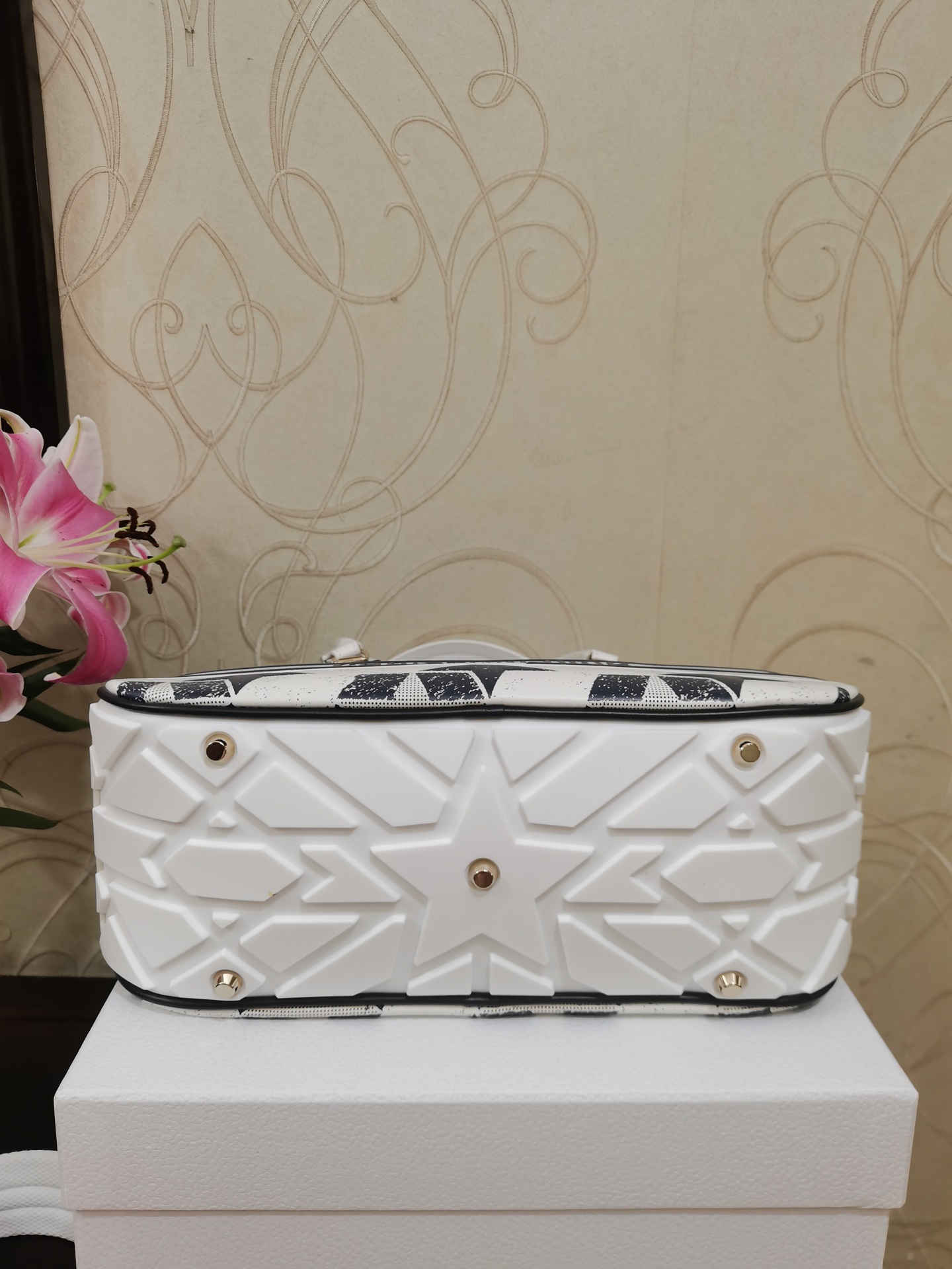modal image 5