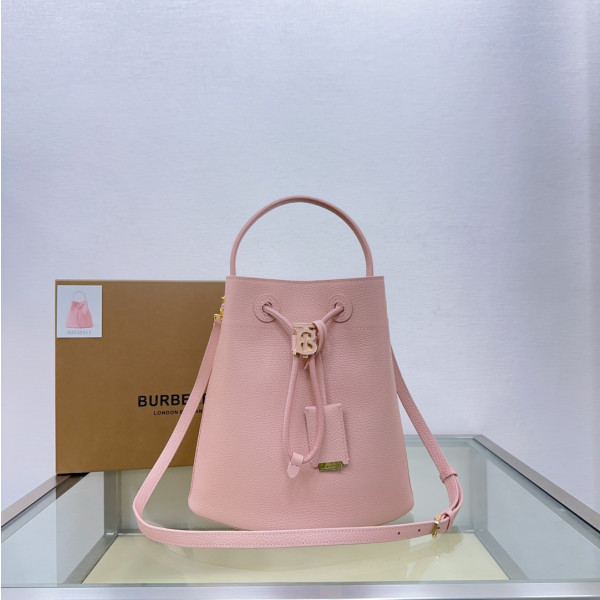 최신상 카프스킨 버킷백. 이탈리아 태닝 그레인 가죽 소재와 토마스 버버리 모노그램 디테일