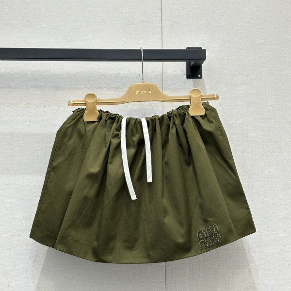 올리브 그린 컬러의 미니 스커트