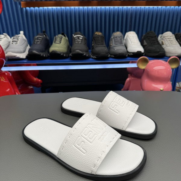로마 엠보스드 로고 레더 샌들