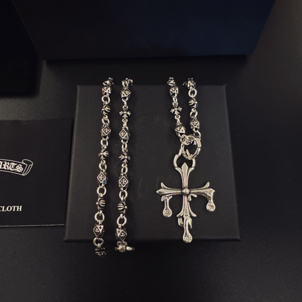 고딕 양식의 십자가 펜던트